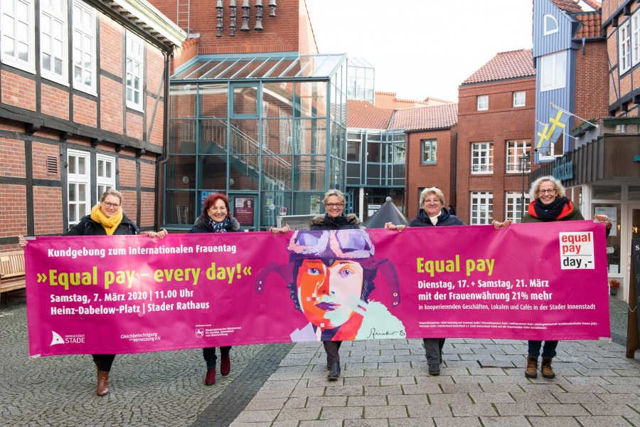 Equal Pay Day: Aufruf zur Kundgebung am 7. März 2020 zum Internationalen Frauentag und zur gemeinsamen Aktion mit kooperierenden Geschäftsleuten der Stader Innenstadt, Personen von links: Sophie Hohmeister (Stade Marketing und Tourismus GmbH), Gudrun Grams (ASF-Ortsverein Stade), Inge Bardenhagen (SoVD Kreisverband Stade), Johanna Zuber (Young Diamonds VfL Stade) und Karina Holst (Gleichstellungsbeauftragte Hansestadt Stade)