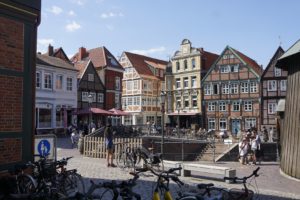 Alter Hafen / Fischmarkt in Stade, Fachwerkhäuser und Fahrräder