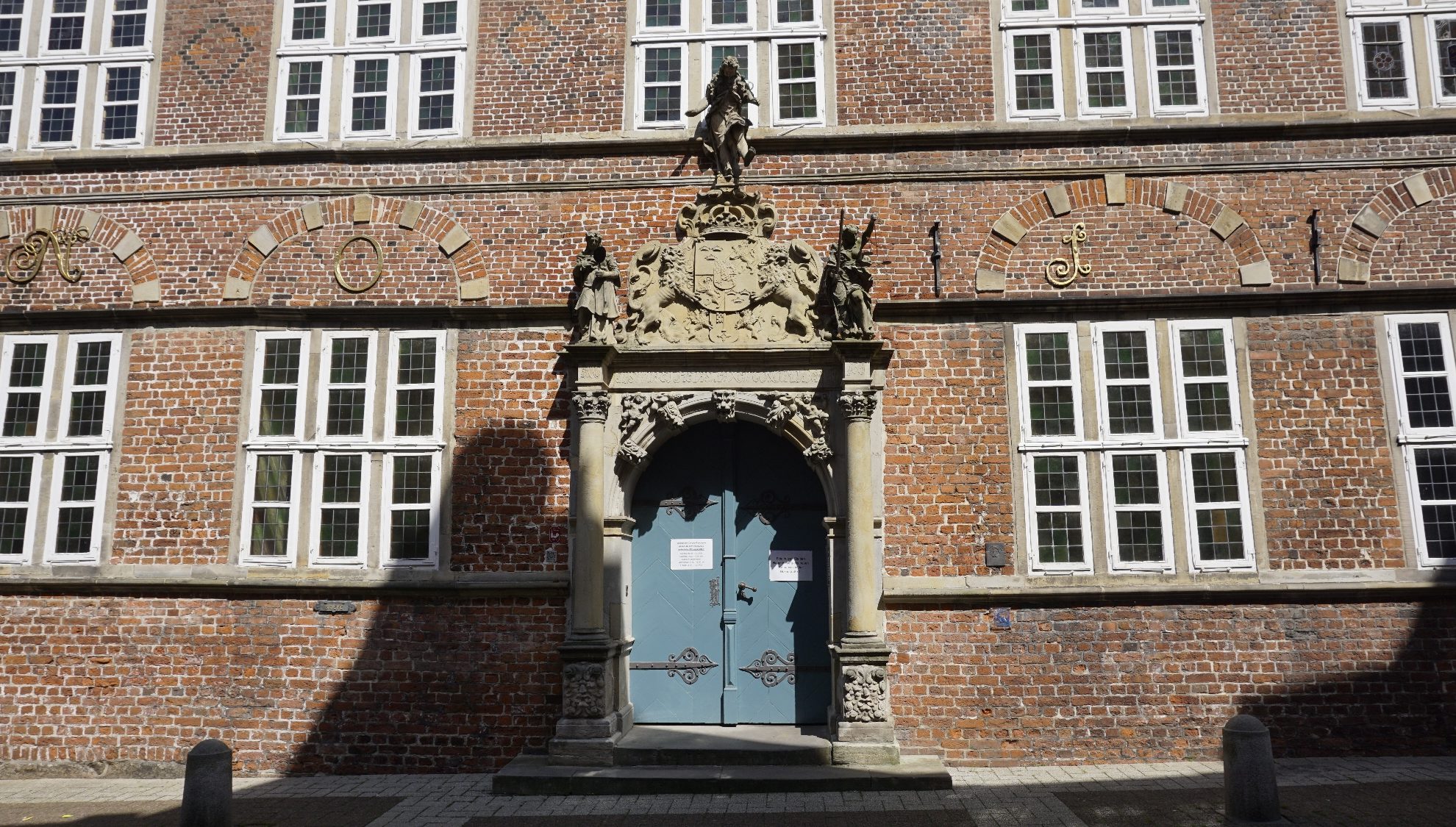 Historisches Rathaus Stade, Eingang mit Stadtwappen