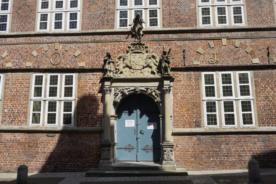 Historisches Rathaus Stade, Eingang mit Stadtwappen