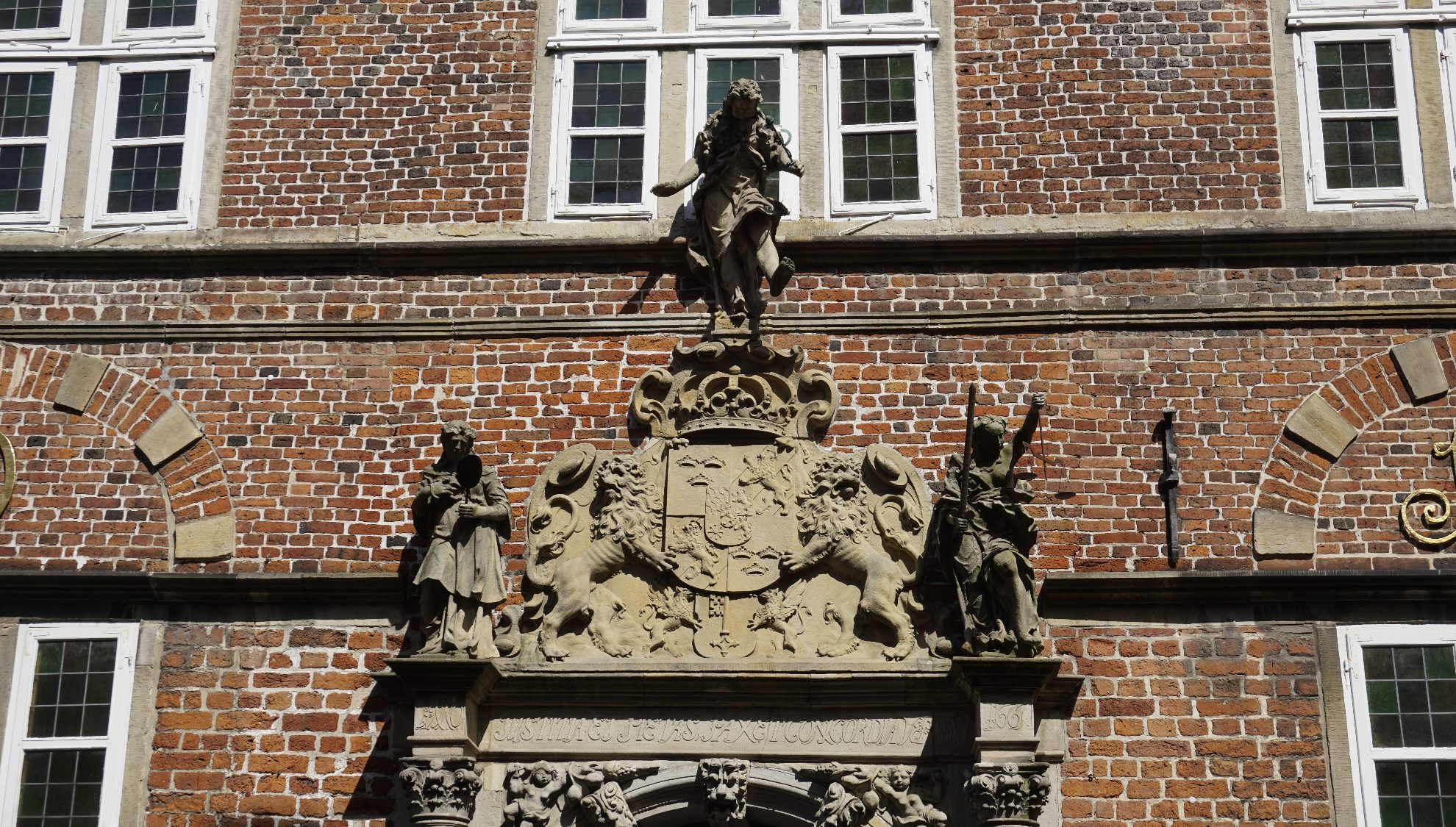 Historisches Rathaus Stade, Eingang mit Stadtwappen in der Hökerstraße, Stade