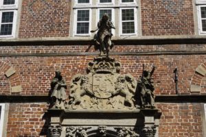 Historisches Rathaus Stade, Eingang mit Stadtwappen in der Hökerstraße, Stade