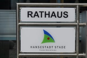 Rathaus Stade, Eingangsschild, Mai 2020