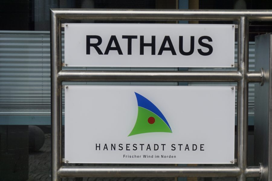 Rathaus Stade, Eingangsschild, Mai 2020