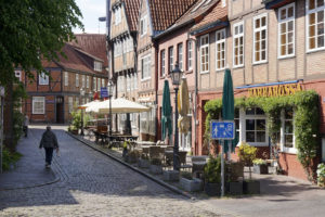 leere Tische in der Gastronomie