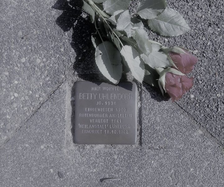 Stolperstein für die 6-jährige Betty Uhlendorf in Stade mit Rosen