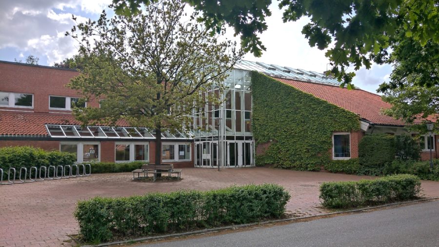 Grundschule Hagen, Stade, Blick auf den Haupteingang, ohne Angebot einer Ganztagsbetreuung