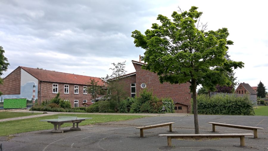 Grundschule am Fleth in Bützfleth, Blick über den Schulhof, Offene Ganztagsschule mit freiwilliger Ganztagsbetreuung