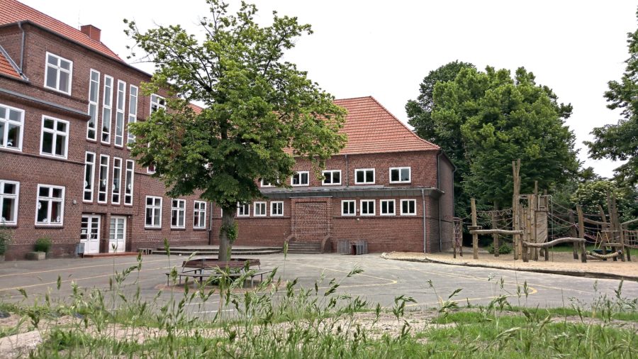 Grundschule Campe, Stade, Rückseite und Blick über den Schulhof mit Klettergerüst, Offene Ganztagsschule mit freiwilliger Ganztagsbetreuung