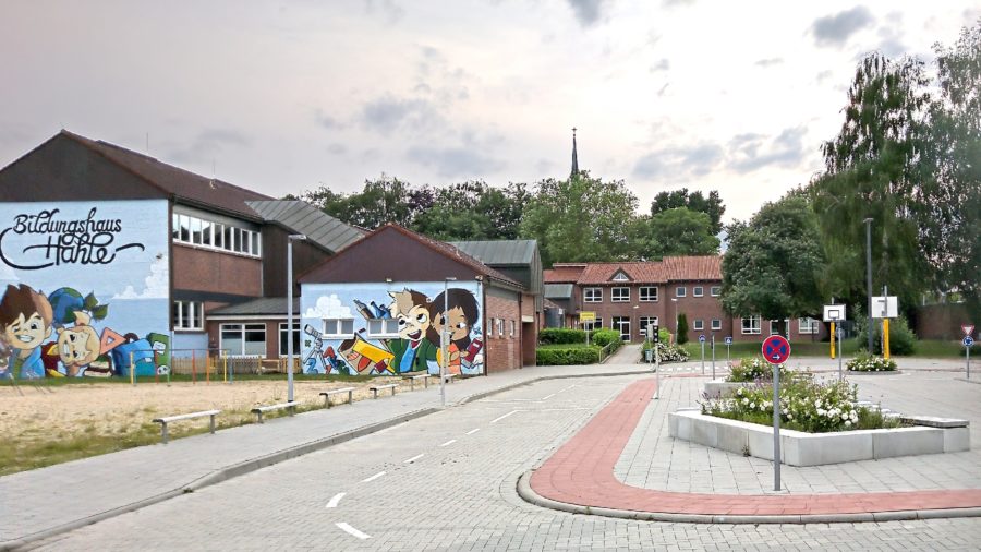 Grundschule Hahle, Stade, Blick über den Schulhof mit Verkehrslehrgarten, teilgebundene Ganztagsschule mit teilweise verpflichtender Ganztagsbetreuung