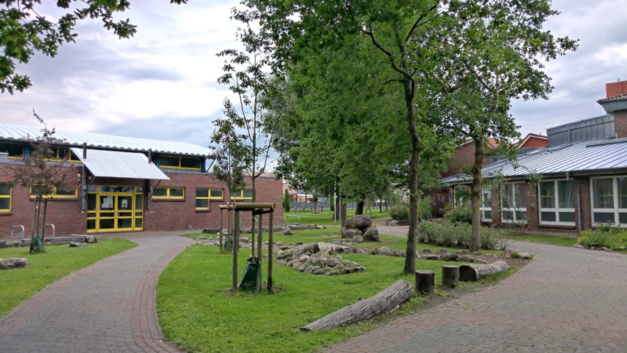 Montessori Grundschule Altländer Viertel Stade, Blick über den Schulhof, Teilgebundene Ganztagsschule mit teilweise verpflichtender Ganztagsbetreuung