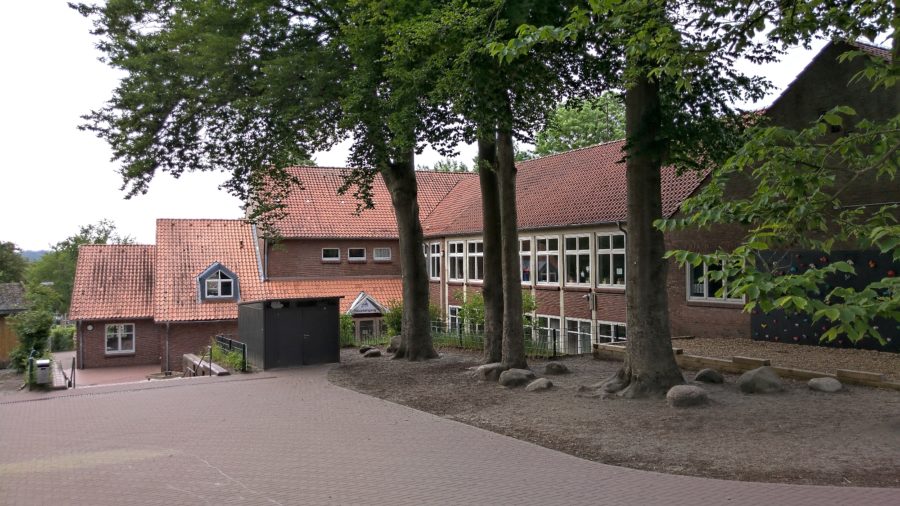Pestalozzi Grundschule, Stade, Blick über den Schulhof, Offene Ganztagsschule mit freiwilliger Ganztagsbetreuung
