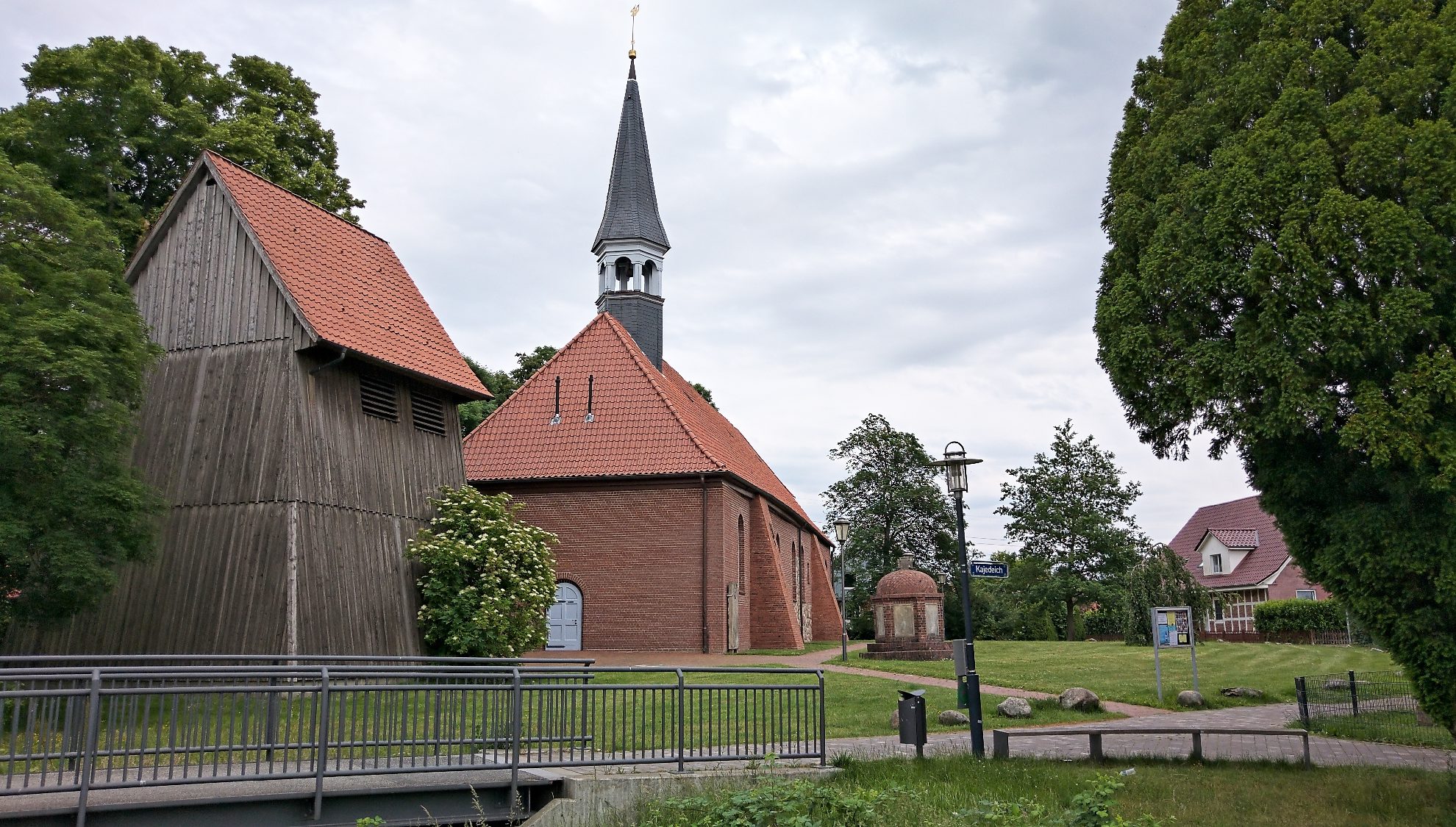 Kirche Sankt Nicolai, Bützfleth, Stade, Blick über Hörne Götzdorfer Kanal