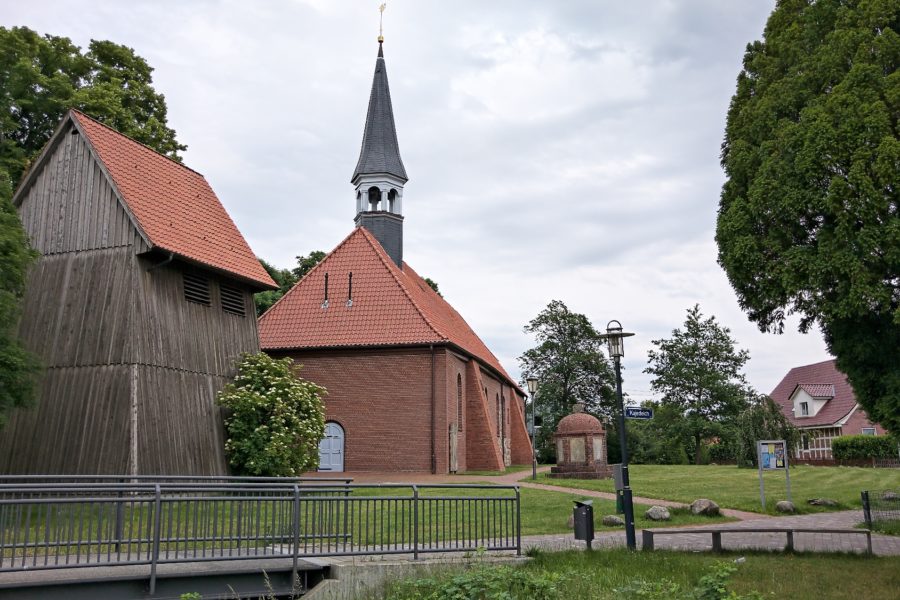 Kirche Sankt Nicolai, Bützfleth, Stade, Blick über Hörne Götzdorfer Kanal