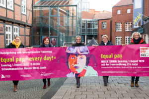 Equal Pay Day: Aufruf zur Kundgebung am 1. August 2020 und zur gemeinsamen Aktion mit kooperierenden Geschäftsleuten der Stader Innenstadt, Personen von links: Sophie Hohmeister (Stade Marketing und Tourismus GmbH), Gudrun Grams (ASF-Ortsverein Stade), Inge Bardenhagen (SoVD Kreisverband Stade), Johanna Zuber (Young Diamonds VfL Stade) und Karina Holst (Gleichstellungsbeauftragte Hansestadt Stade)