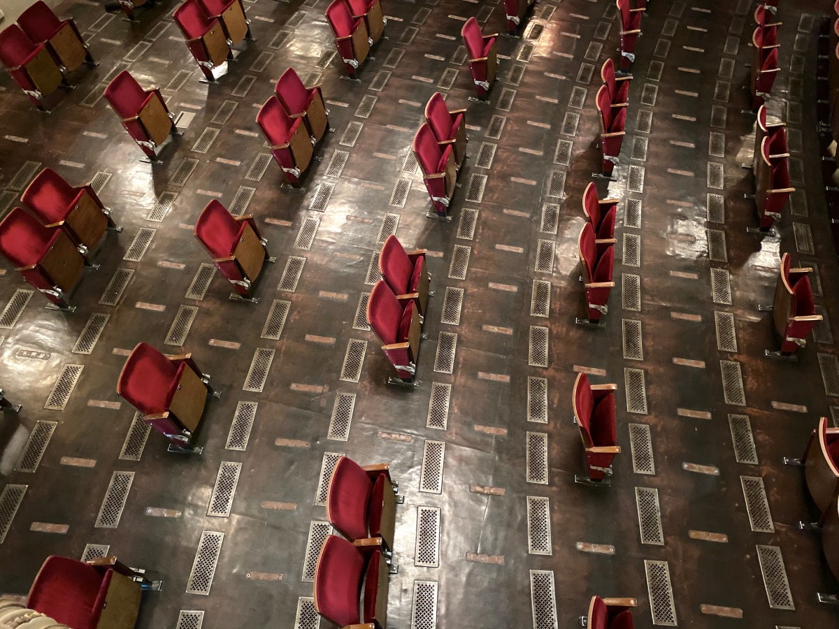 Kultur in der Corona-Krise: Der Zuschauerraum des Berliner Ensemble von 700 auf 200 Plätze geschrumpft