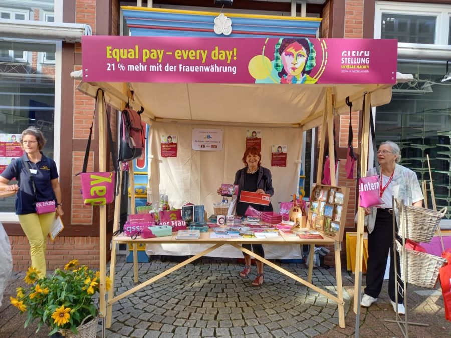 Gudrun Grams (ASF Stade) am Infostand zum Equal Pay Day 2020 in Stade