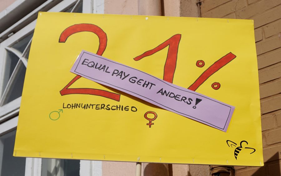 Protestschild: Equal Pay geht anders - 21 Prozent Lohnunterschied
