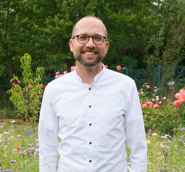 Christian Häckl, Porträt vor einer Blumenwiese, Juli 2020