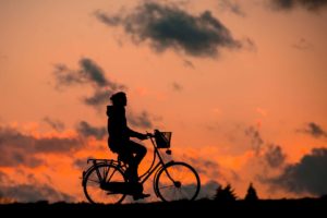 Frau auf Fahrrad