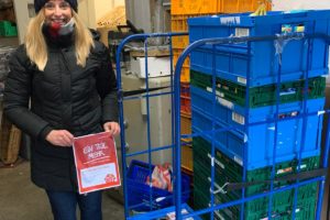 Elena Brückner mit den Spenden für die Stader Tafel