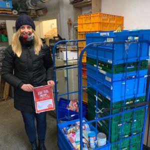 Elena Brückner mit den Spenden für die Stader Tafel