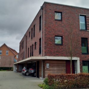 Mehrfamilienhaus mit PKW-Stellplätzen
