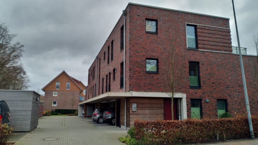 Mehrfamilienhaus mit PKW-Stellplätzen