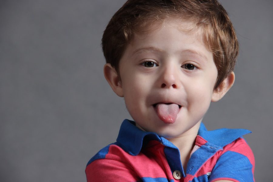 Ein kleines Kind streckt die Zunge raus, Sprache als Instrument