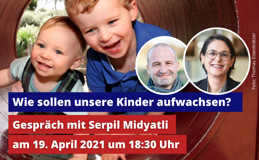 Spielende Kinder in Spieltunnel