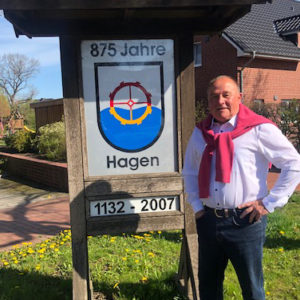 Bernhard Augustin in Stade-Hagen vor Denkmal zum 875-jährigen Ortsjubiläum