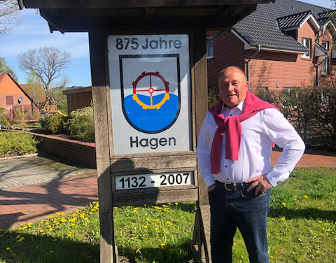 Bernhard Augustin in Stade-Hagen vor Denkmal zum 875-jährigen Ortsjubiläum