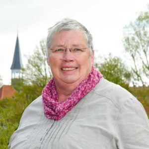 Inge Ahrens, im Hintergrund Kirche St. Nicolai in Stade Bützfleth