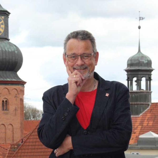 Kai Holm über den Dächern von Stade mit den Türmen von St. Cosmae und Rathaus im Hintergrund