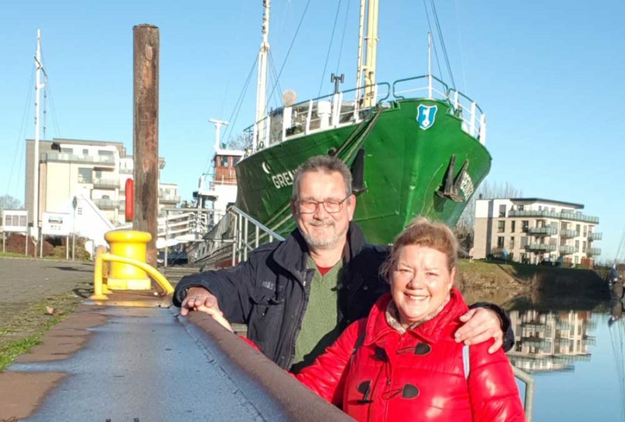 Kai Holm mit Ehefrau Renate vor der Greundiek im Stadthafen Stade