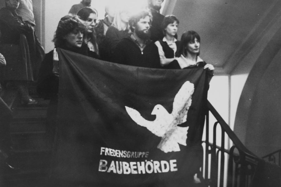 Karin Strauß in einer Demonstration der Friedensgruppe Baubehörde