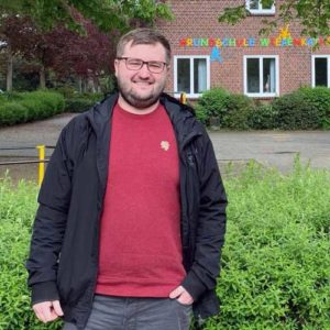 Kenny Nygaard vor der Grundschule in Stade-Wiepenkathen