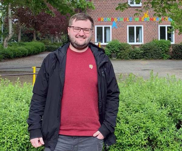 Kenny Nygaard vor der Grundschule in Stade-Wiepenkathen
