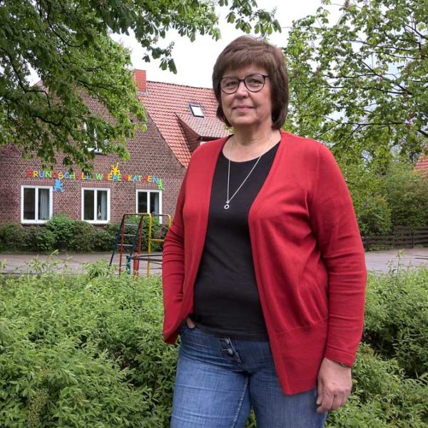 Sigrid Koppelmann vor der Grundschule in Wiepenkathen