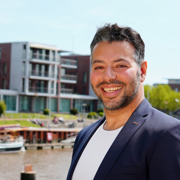 Tamer Yüksel vor der HafenCity in Stade