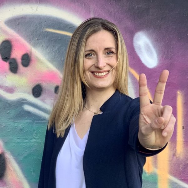 Elena Brückner vor einer Graffitiwand im Skatepark Stade