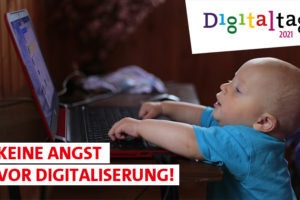 Ankündigung zur Veranstaltung "Keine Angst vor Digitalisierung! zum Digitaltag 2021 mit Baby vor einem geöffneten Notebook sitzend