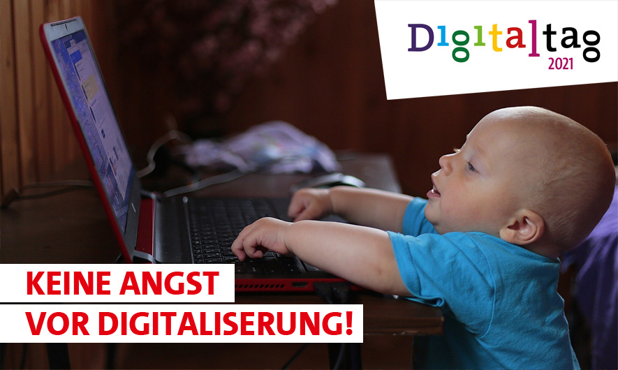 Ankündigung zur Veranstaltung "Keine Angst vor Digitalisierung! zum Digitaltag 2021 mit Baby vor einem geöffneten Notebook sitzend