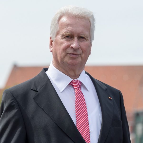 Hans Blank vor der Stadtkulisse von Stade