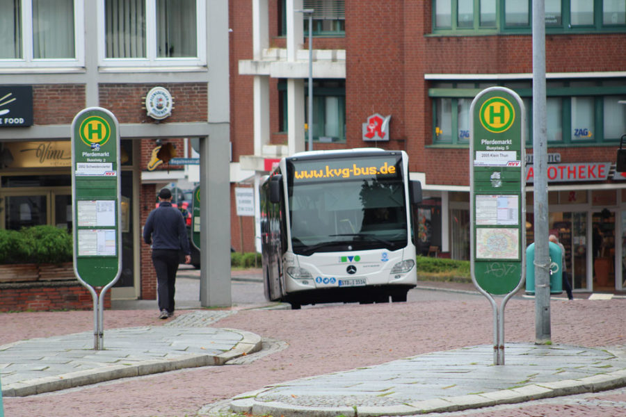Bushaltestellen am Pferdemarkt in Stade, ein KVG-Bus kommt gerade an