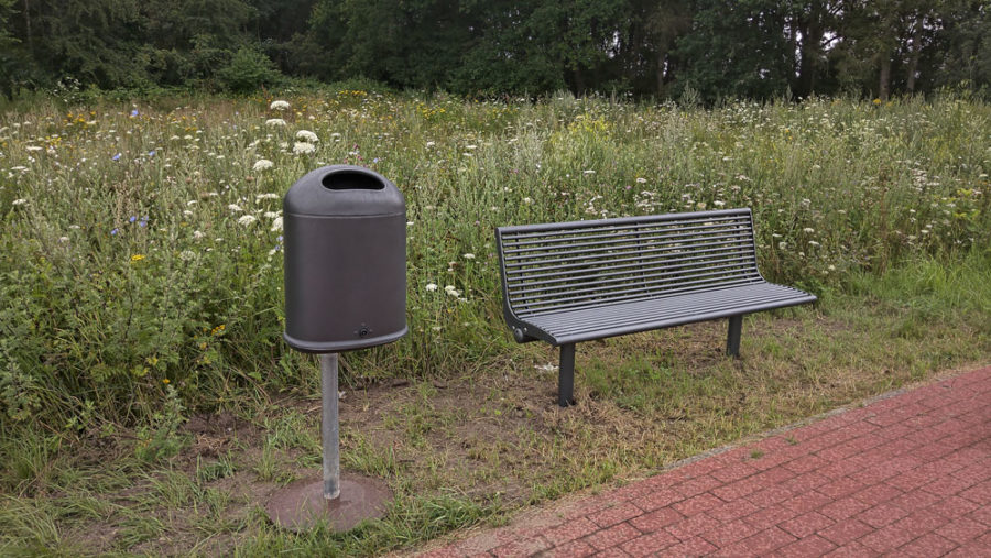 SPD Antrag umgesetzt: Parkbänke in Stade Riensförde, Parkbank mit Müllbehälter