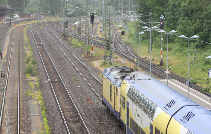 Zug der Regionalbahn Start Unterelbe bei der Ausfahrt aus dem Stader Bahnhof in Richtung Hamburg