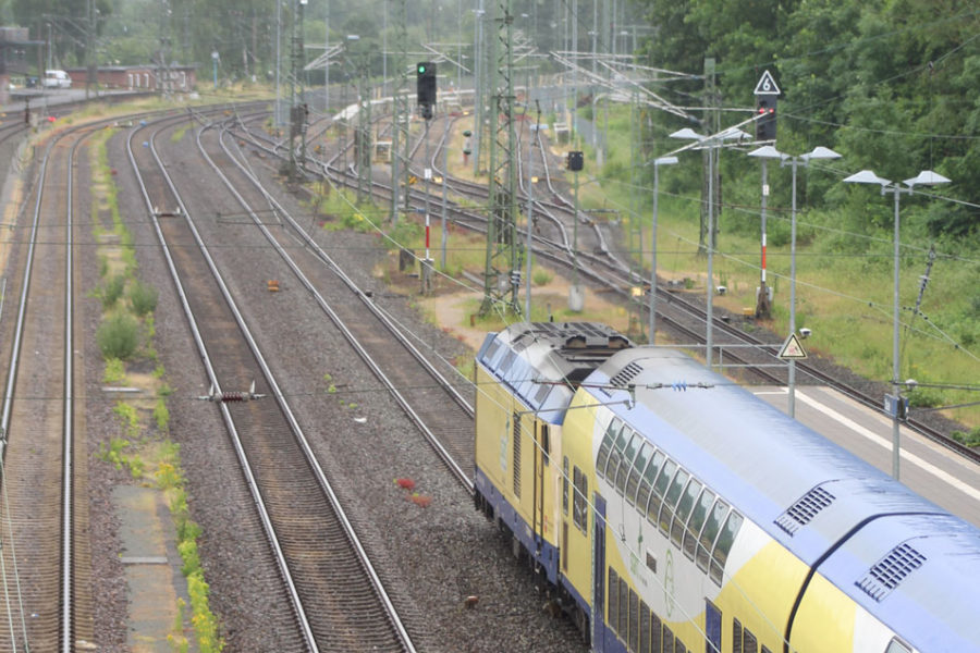 Zug der Regionalbahn Start Unterelbe bei der Ausfahrt aus dem Stader Bahnhof in Richtung Hamburg