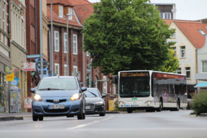 Stadtverkehr in der Stader Innenstadt, Busse und Autos in der Bahnhofstraße/ Ecke Neubourgstraße, Juli 2021