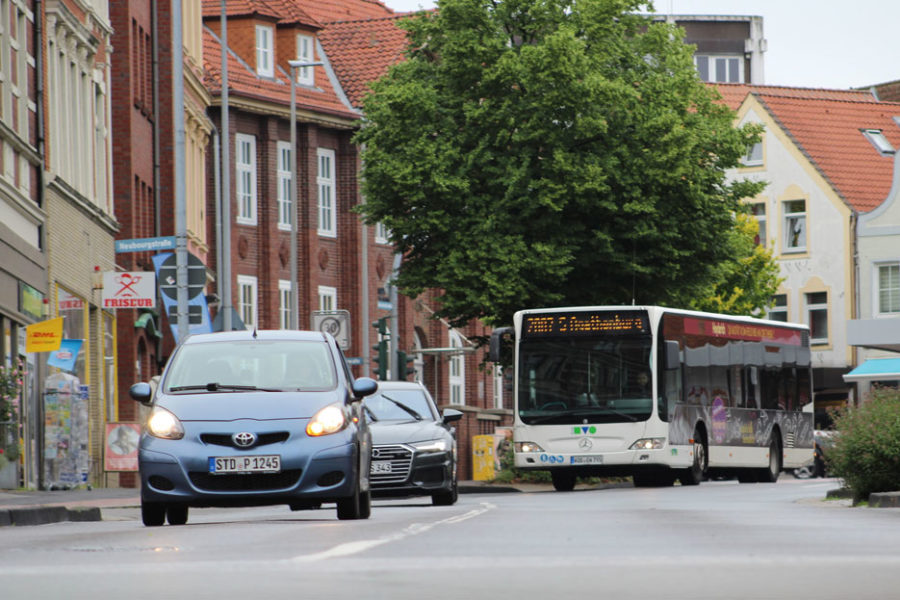 Stadtverkehr in der Stader Innenstadt, Busse und Autos in der Bahnhofstraße/ Ecke Neubourgstraße, Juli 2021